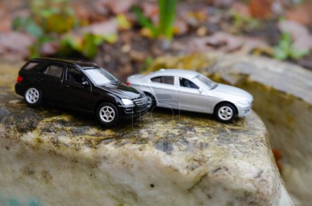 Foto de Siluetas de modelos a dos escalas de vehículos, efectos claroscuros - Imagen libre de derechos