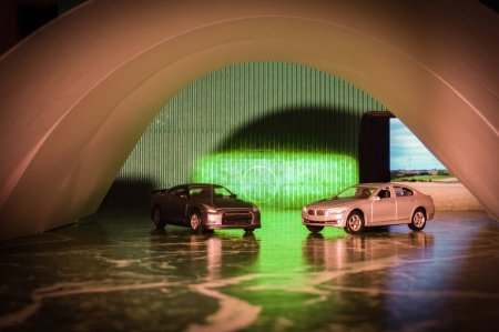 Téléchargez les photos : Silhouettes de deux modèles réduits de véhicules, effet clair-obscur - en image libre de droit
