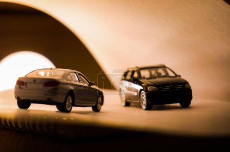 Téléchargez les photos : Silhouettes de deux modèles réduits de véhicules, effet clair-obscur - en image libre de droit