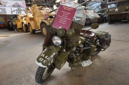 Téléchargez les photos : Troyes, France - Sept. 2020 - Vue de face d'une vieille Harley-Davidson WLA (V2) de 1942, une puissante moto utilisée par l'armée américaine pendant la Seconde Guerre mondiale, équipée d'un étui pour porter un fusil de combat - en image libre de droit