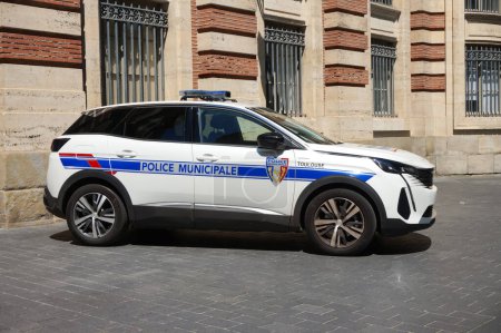 Foto de Toulouse, Francia - 10 de junio de 2023 - Un Peugeot 3008 blanco de la flota de la Policía Municipal de Toulouse, estacionado detrás del Capitole (Ayuntamiento); este modelo de SUV es producido por la automotriz francesa PSA - Imagen libre de derechos