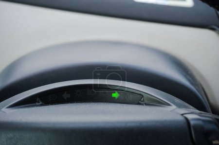 Foto de Tarn, Francia - ago. 2020 - Luces de advertencia de un Citroen C4 Picasso 2010 de diseño francés, que incluyen testigos con un indicador de dirección en forma de flecha (gire a la derecha) encendido, retroiluminado con luz verde - Imagen libre de derechos