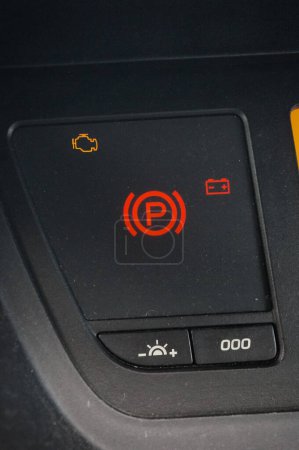 Téléchargez les photos : Feux indicateurs sur le tableau de bord d'une voiture de conception française, de fabrication espagnole, comprenant le frein de stationnement et les feux rouges de la batterie, et le voyant orange "moteur de contrôle", allumé au démarrage du véhicule - en image libre de droit
