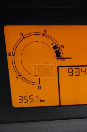 Téléchargez les photos : Détail du tableau de bord numérique d'une voiture de conception française 2010, doté d'un écran monochromatique avec un tachymètre sous la forme d'un cadran et d'un odomètre en kilomètre à compter du dernier réservoir de gaz - en image libre de droit