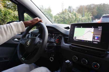 Foto de Reims, Francia - Sept. 2022 - Interior gris oscuro, con la pantalla del ordenador a bordo, de un Kangoo, el vehículo polivalente fabricado en Francia de Renault (también conocido como Mercedes Citan), visto desde el asiento delantero del pasajero - Imagen libre de derechos