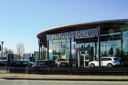 Foto de Muret, cerca de Toulouse, Francia - Feb. 2020 - Distribuidor de automóviles de la red internacional del fabricante alemán Mercedes-Benz en Francia, con vehículos nuevos y usados a la venta estacionados fuera - Imagen libre de derechos