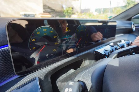 Téléchargez les photos : Tarn, France - Février 2021 - Cadrans numériques du compteur de vitesse et du tachymètre, et affichage de la couleur, sur l'écran d'un tableau de bord de voiture, derrière le volant d'un récent modèle Mercedes-Benz A180d - en image libre de droit