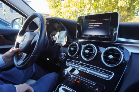 Foto de Crest, Francia - Oct. 2021 - Moderno interior gris oscuro en el asiento del conductor de un Mercedes-Benz C220 2016 del fabricante alemán de automóviles de lujo Daimler, con un ordenador de a bordo, tomas de aire redondas - Imagen libre de derechos