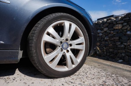 Foto de Llanta y neumático del coche, vista cercana, concepto auto - Imagen libre de derechos