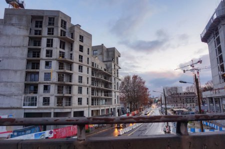 Foto de Hauts-de-Seine, Francia - Dic. 2020 - Obra de edificios residenciales prefabricados de hormigón, sin terminar, ordenados por promotores inmobiliarios privados, en construcción en los suburbios de París - Imagen libre de derechos