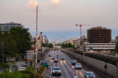 Foto de París, Francia - Junio 2019 - Vista nocturna de la autopista que une el distrito financiero de La Defense con el Arco del Triunfo, visible a lo lejos, cruzando Neuilly-sur-Seine, con el tráfico y los coches encendidos - Imagen libre de derechos