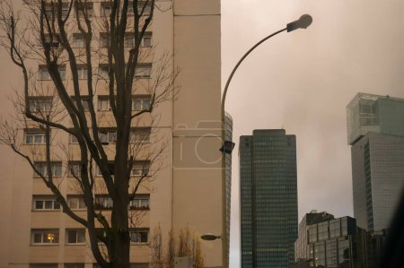 Foto de Paris-Courbevoie, Francia - Dic. 2020 - Paisaje urbano en el distrito financiero de La Defense Central, con un edificio de apartamentos de gran altura y varios pisos, torres de vidrio Alto y CB21 y oficinas de Saint-Gobain M2 - Imagen libre de derechos
