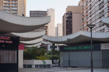Foto de París, Francia - abril 2022 - Negocios con típicos tejados asiáticos puntiagudos en la galería comercial Mercure, en las Olimpiadas, una explanada rodeada de torres, dentro del distrito 13 Chinatown - Imagen libre de derechos