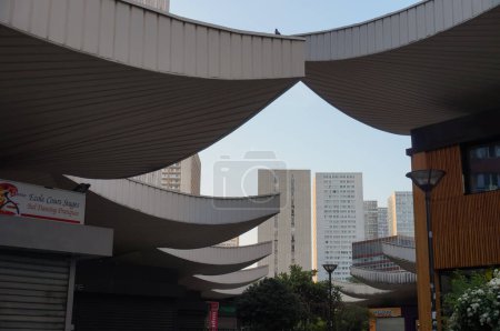 Foto de París, Francia - abril 2022 - Negocios con típicos tejados asiáticos puntiagudos en la galería comercial Mercure, en las Olimpiadas, una explanada rodeada de torres, dentro del distrito 13 Chinatown - Imagen libre de derechos