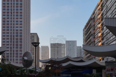 Foto de París, Francia - abril 2022 - La Explanada de las Olimpiadas, en el distrito 13 de Chinatown, con los tejados puntiagudos asiáticos del centro comercial Mercure en el centro, bordeado con una torre residencial de gran altura - Imagen libre de derechos