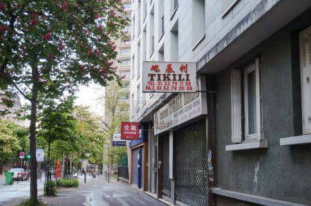 Foto de París, Francia - Abril 2022 - Empresas asiáticas por la avenida Choisy, con carteles comerciales escritos con caracteres chinos, en el distrito 13 de Chinatown, aún no abierto temprano en la mañana - Imagen libre de derechos