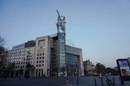 Foto de París, Francia - Abril 2022 - Vista nocturna del edificio de hormigón y vidrio de Italie 2, un centro comercial abierto en los años 90 y operado por Hammerson, en la Place d 'Italie en el distrito 13 - Imagen libre de derechos