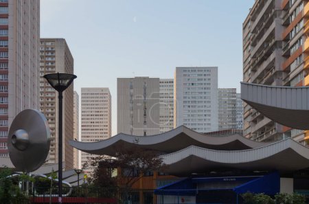 Téléchargez les photos : Paris, France - Avril 2022 - L'esplanade des Olympiades, dans le quartier chinois du 13ème arrondissement, avec les toits pointus asiatiques du centre commercial Mercure, bordé d'une tour résidentielle de grande hauteur - en image libre de droit