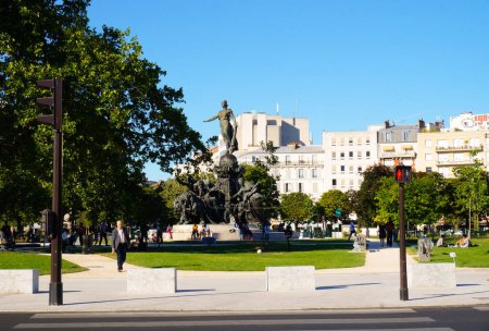 Foto de París, Francia - Julio 2019 - Plaza de la Nación, alrededor de la estatua de la Nación, cerca de Cours de Vincennes - Imagen libre de derechos