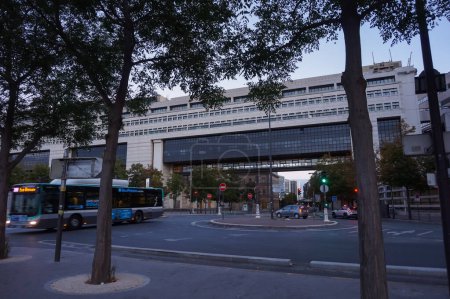 Téléchargez les photos : Paris, France - Sept. 2020 - Paysage urbain de Bercy avec l'immense viaduc du bâtiment Colbert, qui abrite le siège moderne du ministère français de l "Économie et des Finances - en image libre de droit