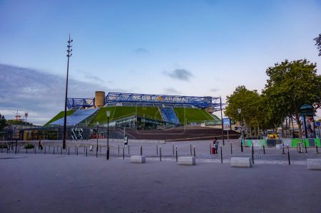 Foto de París, Francia - Sept. 2020 - La plaza que rodea el AccorArena (París-Bercy), uno de los mayores espacios deportivos interiores y sala de conciertos de Francia, y una futura sede de los Juegos Olímpicos de París 2024 - Imagen libre de derechos