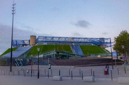 Foto de París, Francia - Sept. 2020 - Exterior de AccorArena, o Paris-Bercy, por la noche, uno de los mayores espacios deportivos interiores y sala de conciertos de Francia, y una futura sede de los Juegos Olímpicos de París 2024 - Imagen libre de derechos