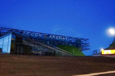Foto de París, Francia - Sept. 2020 - Vista nocturna de la escalera de entrada de Accor Arena, uno de los mayores espacios deportivos interiores y sala de conciertos de Francia, y futuro escenario de los Juegos Olímpicos de París 2024 - Imagen libre de derechos