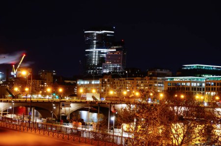 Téléchargez les photos : Paris, France - Avril 2022 - Vue de nuit sur le pont Tolbiac, qui traverse la Seine, vers les tours Duo, deux gratte-ciel qui dominent le nouveau quartier des affaires de Bercy, dans le 13ème arrondissement - en image libre de droit