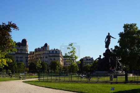 Foto de París, Francia - Julio 2019 - Plaza y jardín en la Plaza de la Nación, con una estatua de bronce que representa a la Nación, cerca de Cours de Vincennes - Imagen libre de derechos
