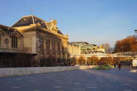 Foto de París, Francia - enero de 2021 - Vista matutina de la fachada del edificio de entrada de la estación de tren Gare d 'Austerlitz, construida en el siglo XIX en el distrito 13 de la capital francesa - Imagen libre de derechos