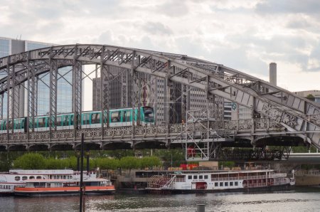 Foto de París, Francia - Mayo 2021 - Un tren pasa por el viaducto de Austerlitz, un puente de proa con cubierta suspendida construido en 1904, que soporta una sección elevada de la quinta línea de metro, cruzando el río Sena - Imagen libre de derechos