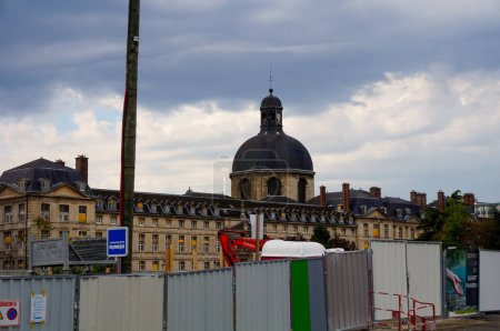 Foto de París, Francia - Mayo 2021 - Obras de barreras frente al Pitie-Salpetriere, un hospital histórico construido en el siglo XVII, alzado por la cúpula de la capilla de Saint-Louis, hoy en día dirigida por la APHP - Imagen libre de derechos
