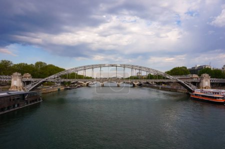 Foto de París, Francia - Mayo 2021 - Austerlitz Viaduct, un puente de proa con cubierta metálica suspendida construido en 1904, que soporta una sección elevada de la quinta línea de metro que pasa por encima del río Sena - Imagen libre de derechos