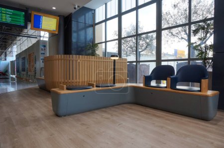 Foto de París, Francia - Mayo 2021 - Moderna sala de espera dentro de la terminal de llegadas de la estación de tren Gare d 'Austerlitz, con un diseño contemporáneo y cálido con muebles de madera y suelo de parquet - Imagen libre de derechos