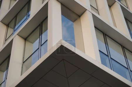 Foto de París, Francia - Junio 2021 - Detalle del diseño contemporáneo del ángulo de un moderno edificio de oficinas, con grandes ventanales y formas geométricas, en el distrito financiero de Paris Rive Gauche - Imagen libre de derechos