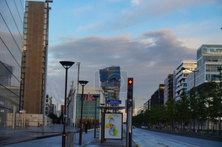 Téléchargez les photos : Paris, France - Juin 2021 - Paysage urbain sur l'avenue de France, une nouvelle route bordée d'immeubles de bureaux à Paris Rive Gauche Business Center, avec une gare routière et des tours Duo en arrière-plan - en image libre de droit
