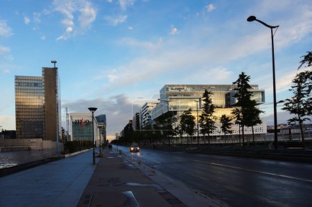 Téléchargez les photos : Paris, France - Juin 2021 - Vue panoramique au coucher du soleil sur l'avenue de France, une nouvelle route bordée d'immeubles de bureaux en verre dans le centre d'affaires de Paris Rive Gauche, dans le 13ème arrondissement - en image libre de droit