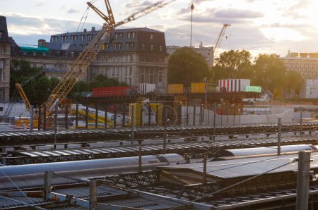Foto de París, Francia - Mayo 2021 - La grúa de construcción frente al Pitie-Salpetriere, un hospital histórico construido en el siglo XVII, ha visto una puesta de sol desde las plataformas de la estación de tren Gare d 'Austerlitz - Imagen libre de derechos