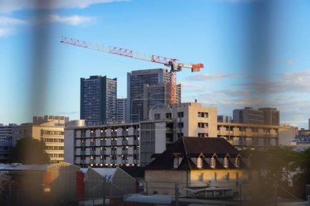 Foto de París, Francia - Junio 2021 - Edificios de gran altura vistos al atardecer desde la estación de tren de Austerlitz, en el barrio residencial de Le Chevaleret, en el distrito 13 de la capital - Imagen libre de derechos