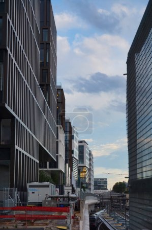Foto de París, Francia - Junio 2021 - Perspectiva de las modernas torres de oficinas de cristal construidas sobre las vías de la estación de ferrocarril Austerlitz, en el centro de negocios Rive Gauche de París (distrito 5 y 13)) - Imagen libre de derechos