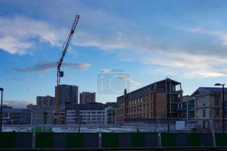 Téléchargez les photos : Paris, France - Juin 2021 - Une grue à tour domine un chantier qui surplombe la gare d'Austerlitz, près du quartier Le Chevaleret (Paris 13) ; la photo est prise en soirée - en image libre de droit