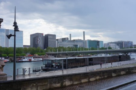 Foto de París, Francia - Mayo 2021 - Edificios de oficinas en el centro de negocios del Quai de la Rapee, junto al río Sena, en el distrito 12, entre las estaciones de tren Gare d 'Austerlitz y Gare de Lyon - Imagen libre de derechos