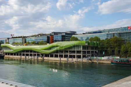 Foto de París, Francia - Mayo 2021 - La fachada verde y contemporánea de la Ciudad de la Moda y el Diseño, en el muelle Austerlitz, junto al río Sena, frente a los edificios de oficinas de vidrio del distrito 13 - Imagen libre de derechos
