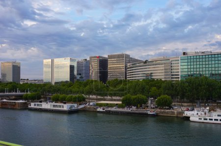 Téléchargez les photos : Paris, France - Mai 2021 - Immeubles de bureaux dans le centre d'affaires du Quai de la Rapee, au bord de la Seine, dans le 12ème arrondissement, entre les gares Gare d'Austerlitz et Gare de Lyon - en image libre de droit