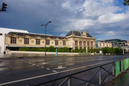 Foto de París, Francia - enero de 2021 - Vista matutina de la fachada del edificio de entrada de la estación de tren Gare d 'Austerlitz, construida en el siglo XIX en el distrito 13 de la capital francesa - Imagen libre de derechos
