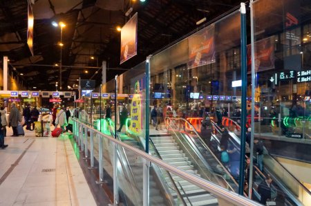 Téléchargez les photos : Paris, France - Novembre 2022 - Passagers en voyage de nuit, montant des escaliers mécaniques vers les quais extérieurs de Paris-Gare de Lyon, la deuxième plus grande gare de France dans le trafic ferroviaire - en image libre de droit