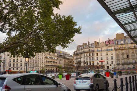 Téléchargez les photos : Paris, France - Sept. 2020 - Voitures de taxi dans le parvis de la Place du 11 Novembre 1918, en face de la gare de l'Est, avec des immeubles Haussmann haut de gamme en arrière-plan - en image libre de droit