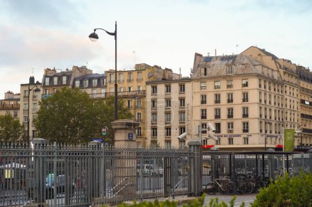 Téléchargez les photos : Paris, France - Sept. 2020 - Immeubles de style Haussmann sur la Place du 11 Novembre 1918, devant la gare de l'Est, et une porte avec caméras de sécurité à l'avant-garde - en image libre de droit