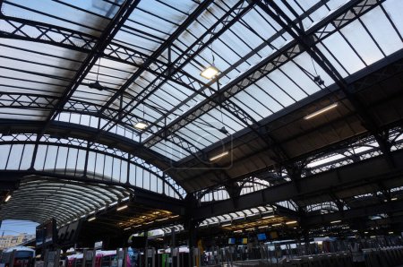 Téléchargez les photos : Paris, France - Sept. 2020 - La charpente métallique soutenant la verrière qui surplombe les quais de la Gare de l'Est, la gare qui relie Paris au réseau de l'Est - en image libre de droit
