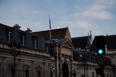 Téléchargez les photos : Paris, France - Sept. 2022 - Lever de lune la nuit sur le toit du siège historique du Conservatoire National des Arts et Métiers (CNAM), école d'ingénieurs de renom, rue Saint-Martin - en image libre de droit